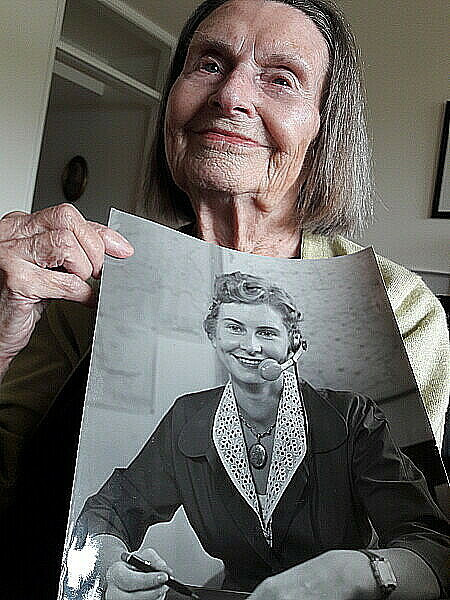 Alte Frau, lachend mit Foto